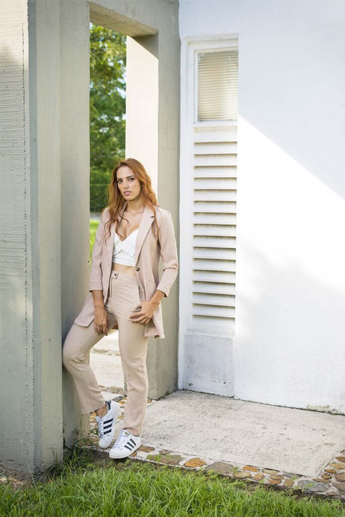 PANTALON EN TELA SUAVE COLOR CAQUI